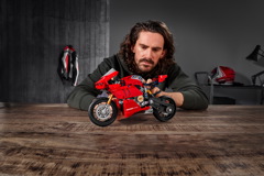 42107 Ducati Panigale V4 R Announce 11