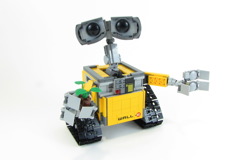 21303 WALL-E Review 12